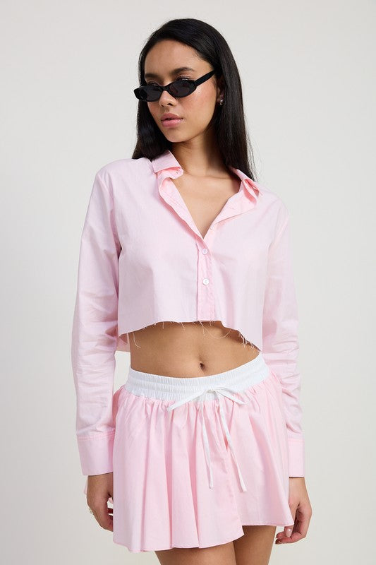 Woman wearing Emory Park Mini Contrast Waistband Skirt in light pink with white waistband