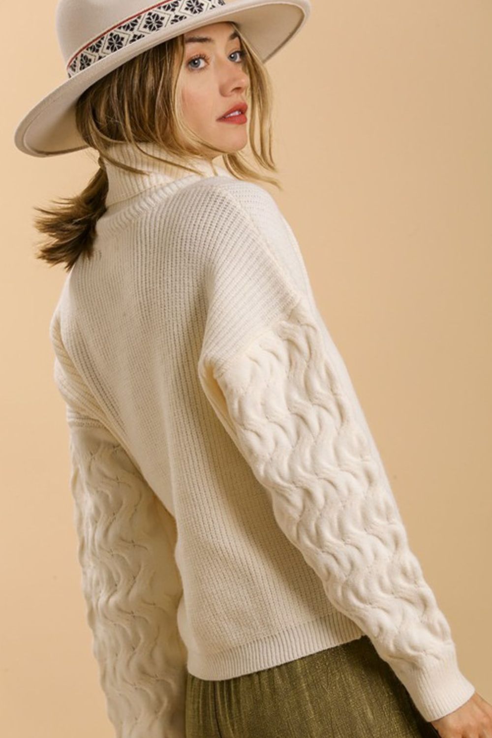 Cozy Cream Cable Knit Sweater with Long Sleeves, Perfect for Fall and Winter Fashion