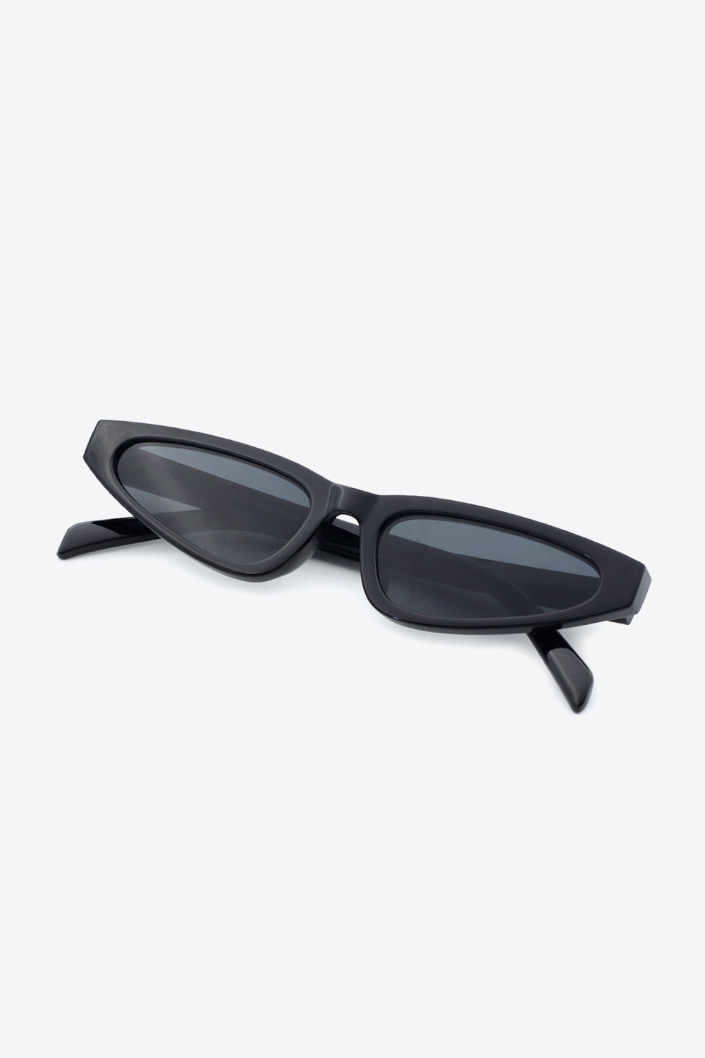 Chic Cat Eye Sunglasses in Black with Sleek Design and Dark Lenses