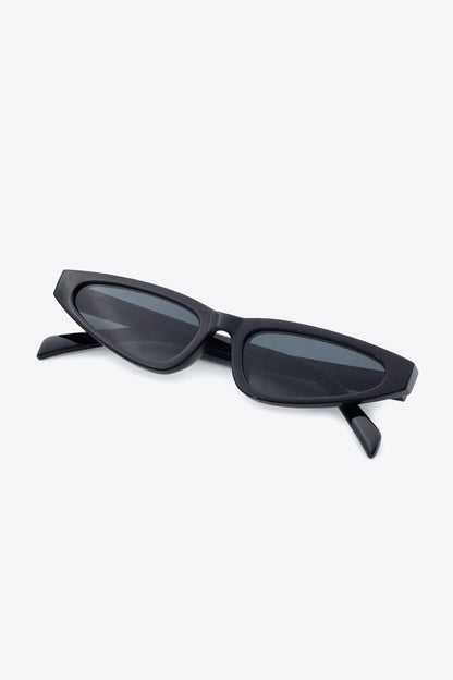 Chic Cat Eye Sunglasses in Black with Sleek Design and Dark Lenses
