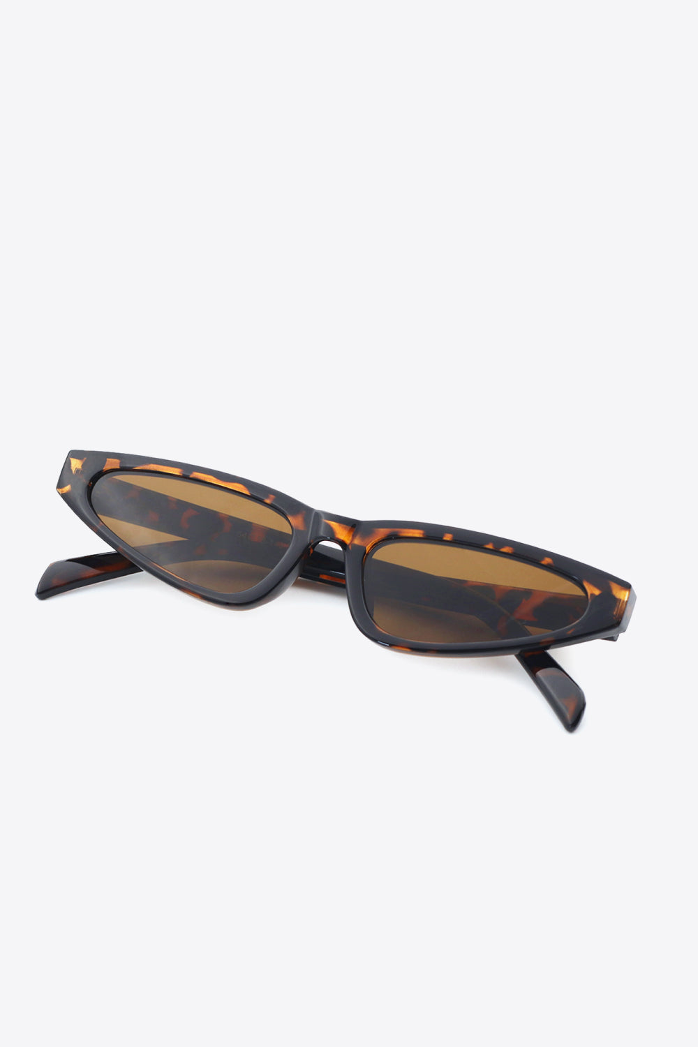 Trendy Chic Cat Eye Sunglasses in Tortoise Shell with Dark Lenses for Stylish Look