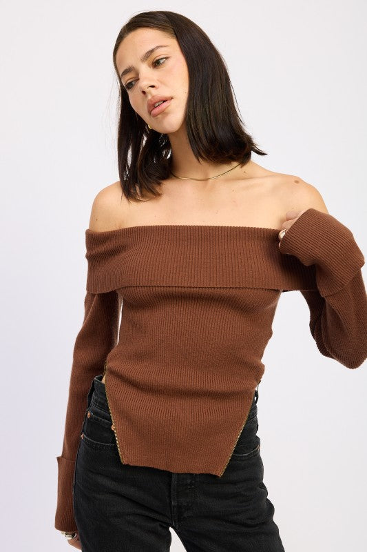 Emory Park model wearing brown Ribbed Off-Shoulder Sweater With Zipper paired with black high waisted jeans